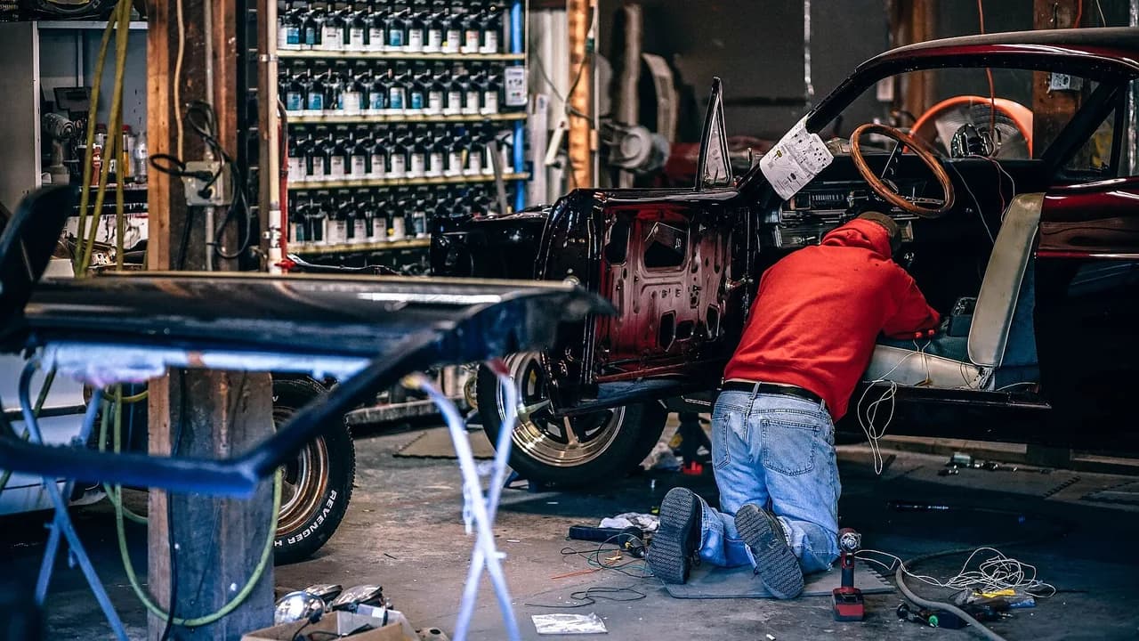 Car Servicing Bills: Authorised Centres vs Independent Garages, Paid Smartly