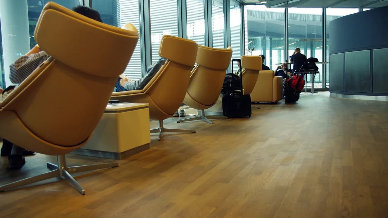 Lounge Access on Packed Festive Routes: Is It Actually Worth It?