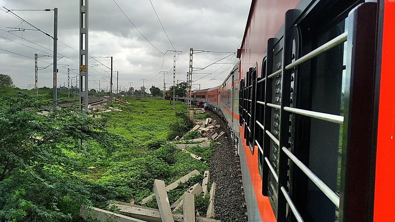 Mixing Flights and Trains on One Yatra: the Credit-Card Booking Playbook