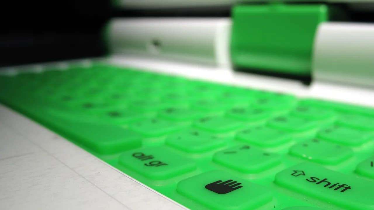 Second-Hand Office Gear: Buying Refurbished Tech Safely with Cards