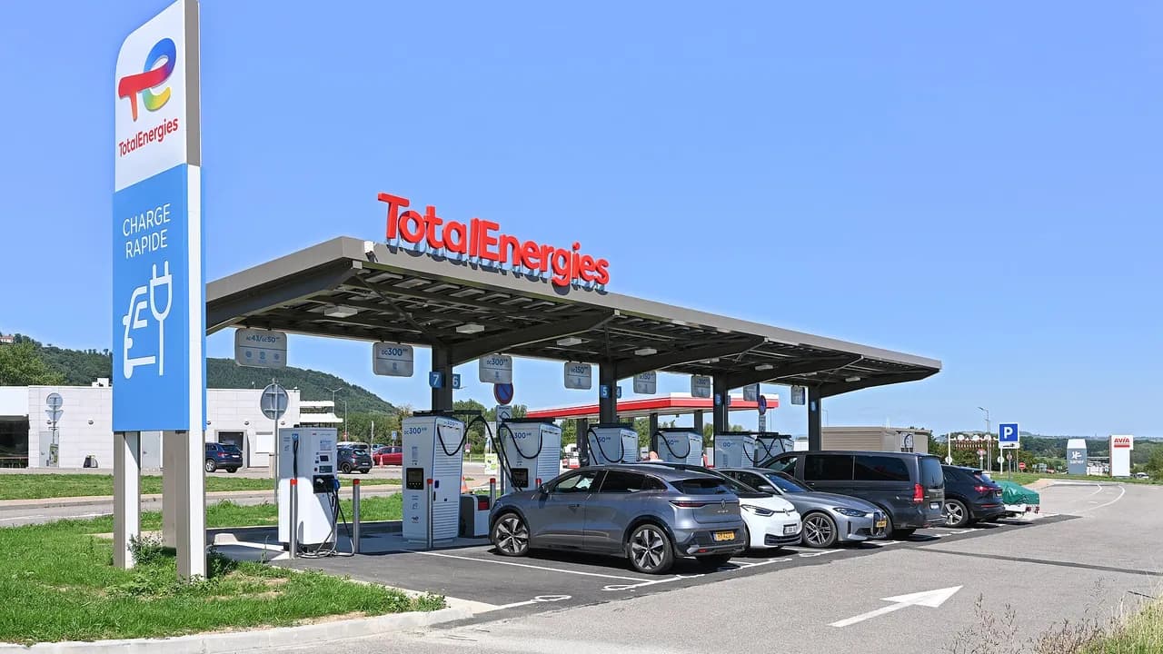 Paying for EV Charging: Prepaid Wallets, UPI, and Cards at the Charger